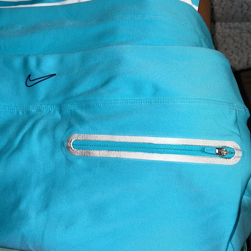 NIKE GOLF TOUR PERFORMANCE SKORT & TOP! LIKE NEW ⛳️  CUTE SET!! - Picture 4 of 5